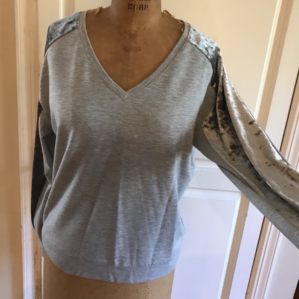 V neck grey velvet trim top